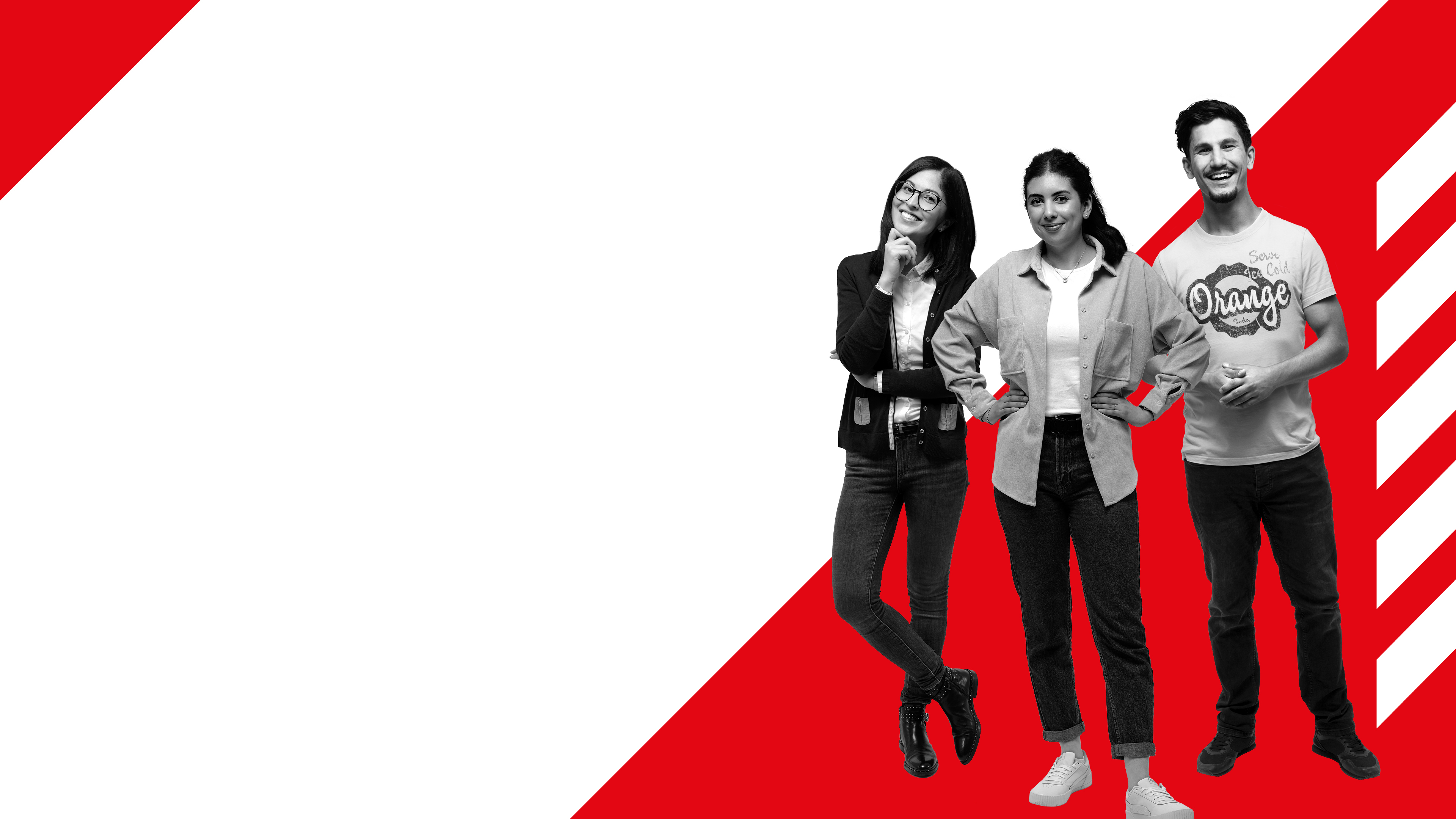 Zwei weiße, junge Frauen und ein weißer, junger Mann stehen lachend nebeneinander. Das Bild in Graustufen.